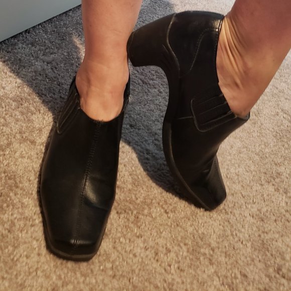 US W 8M Aerosoles Black Ankle Bootie with Heel - Picture 8 of 8